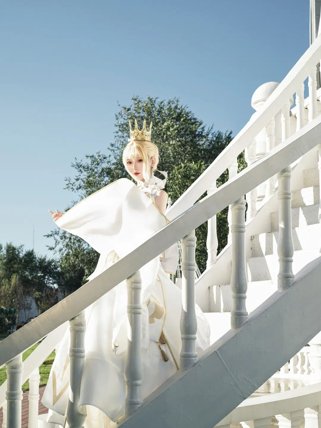 【アルトリア コスプレ】『Fate/Grand Order』白ドレスと王冠：純白の階段で捉える真夏の光と影 - 星空 - 2枚目