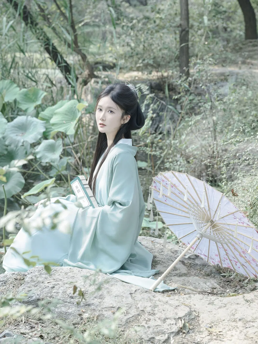 Shooting Wei-Jin Style Hanfu Amidst Green Hills and Waters: This Mint Green Exudes Ethereal Serenity by 星空 - Image 12