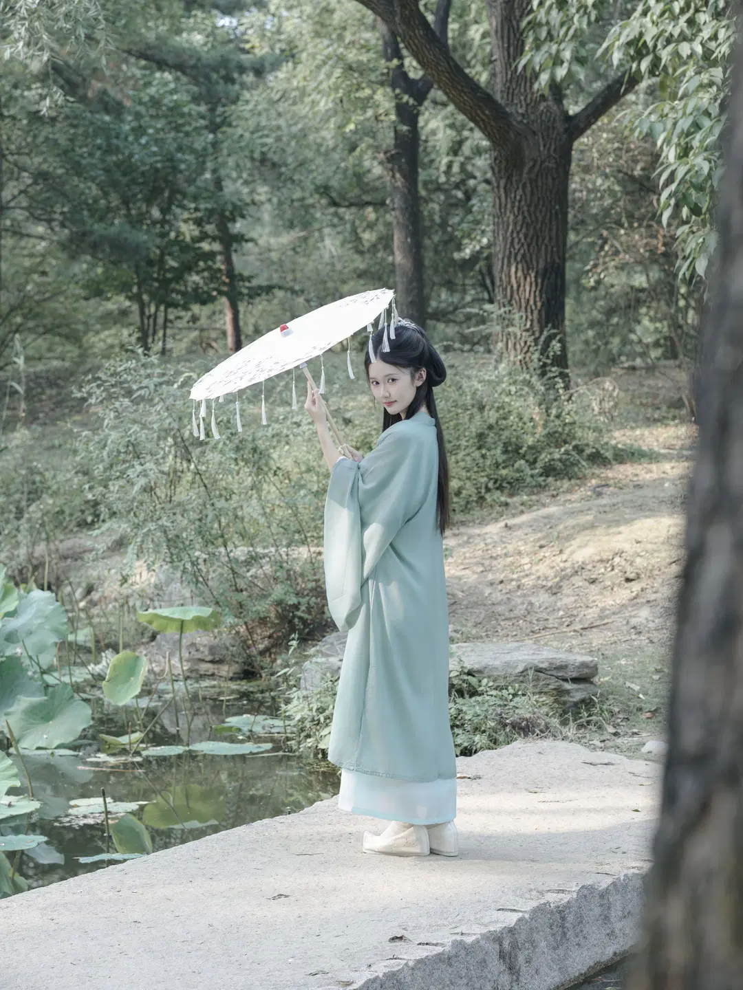 Shooting Wei-Jin Style Hanfu Amidst Green Hills and Waters: This Mint Green Exudes Ethereal Serenity by 星空 - Image 2