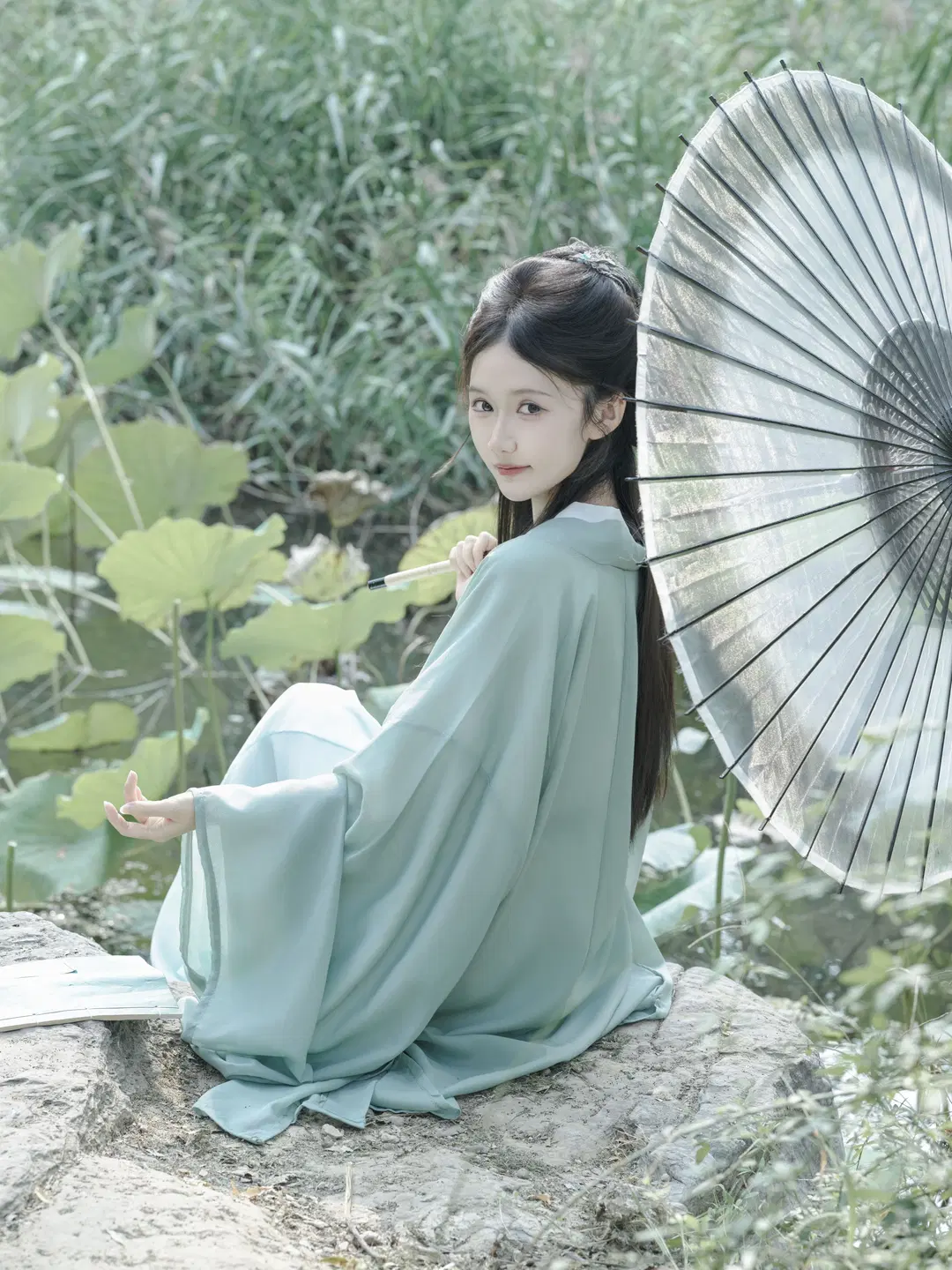 Shooting Wei-Jin Style Hanfu Amidst Green Hills and Waters: This Mint Green Exudes Ethereal Serenity by 星空 - Image 3