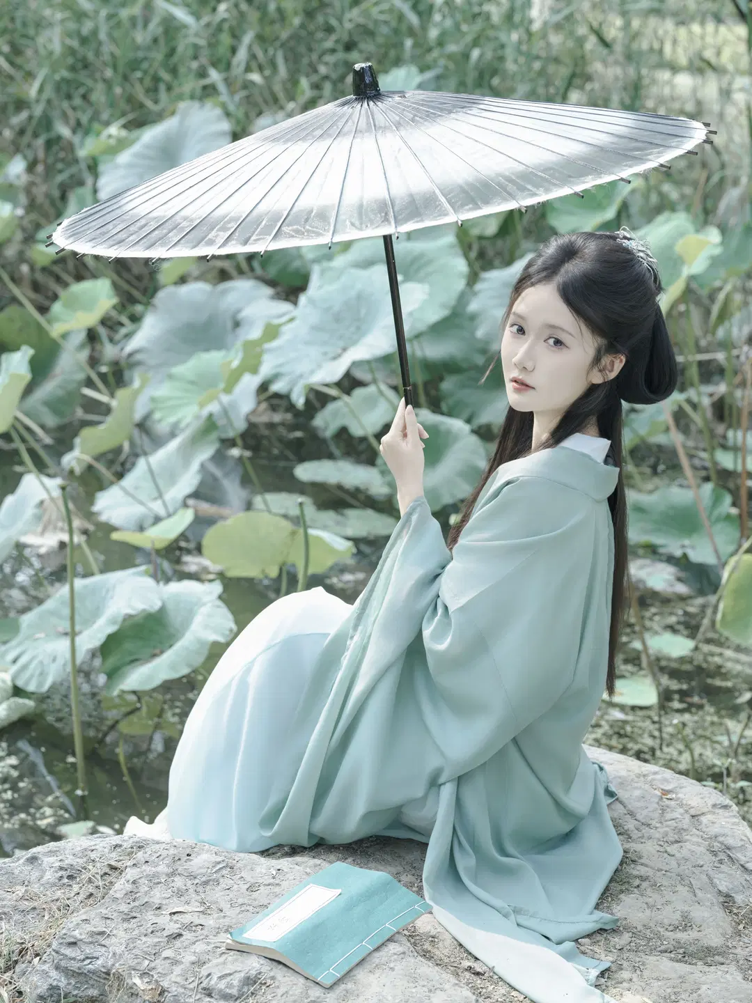 Shooting Wei-Jin Style Hanfu Amidst Green Hills and Waters: This Mint Green Exudes Ethereal Serenity by 星空 - Image 4