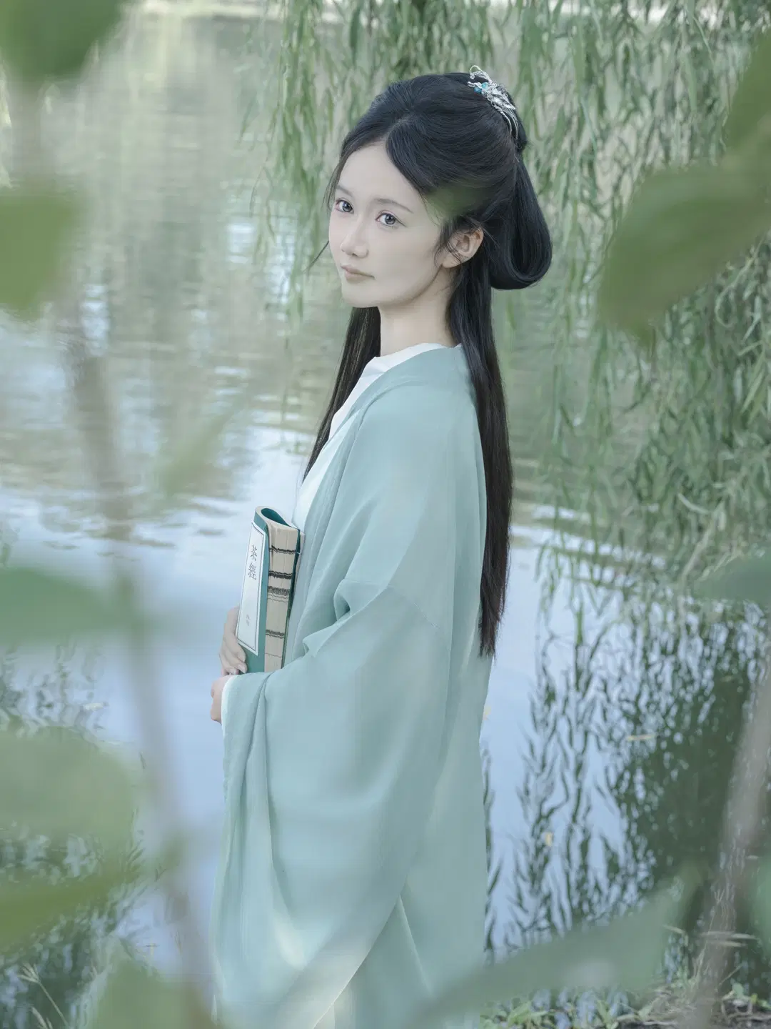 Shooting Wei-Jin Style Hanfu Amidst Green Hills and Waters: This Mint Green Exudes Ethereal Serenity by 星空 - Image 8