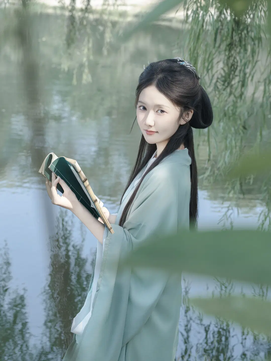 Shooting Wei-Jin Style Hanfu Amidst Green Hills and Waters: This Mint Green Exudes Ethereal Serenity by 星空 - Image 9