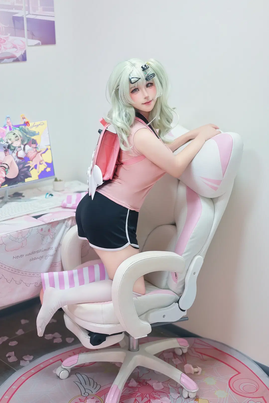 【Sunna cosplay】Chinatsu's Tank Top: Casual Moments on a Pink Gaming Chair by 芫宝 - Image 2