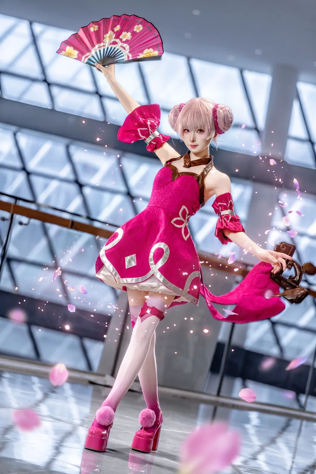 [Xiao Qiao Cosplay] Honor of Kings: Pink hair Girl's Interpretation in a Sea of Blossoms by 釉夏 - Image 3