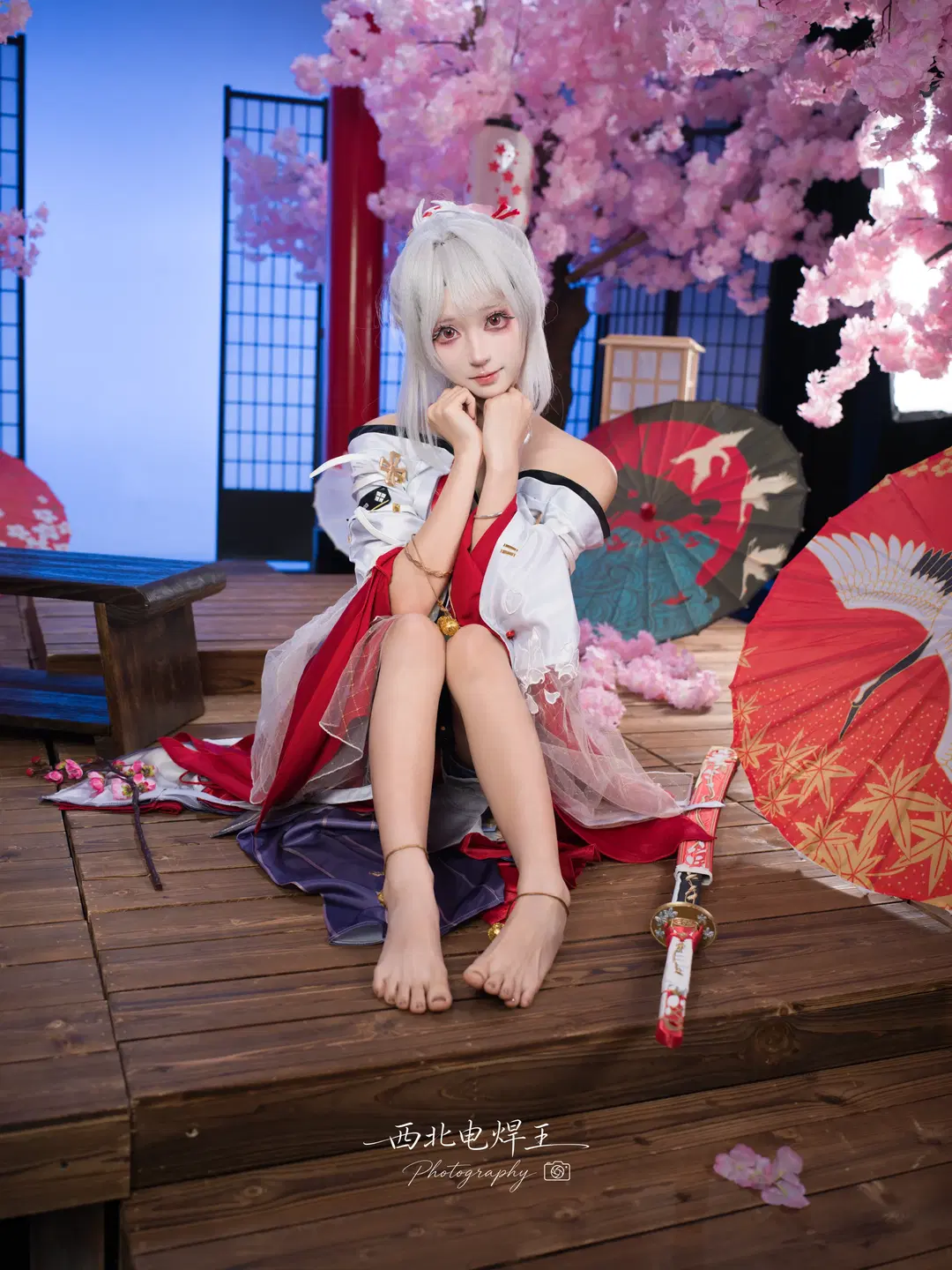 Wuthering Waves, Hiyuki cosplay, Japanese-style photoshoot, Cherry blossom wagasa, Barefoot girl