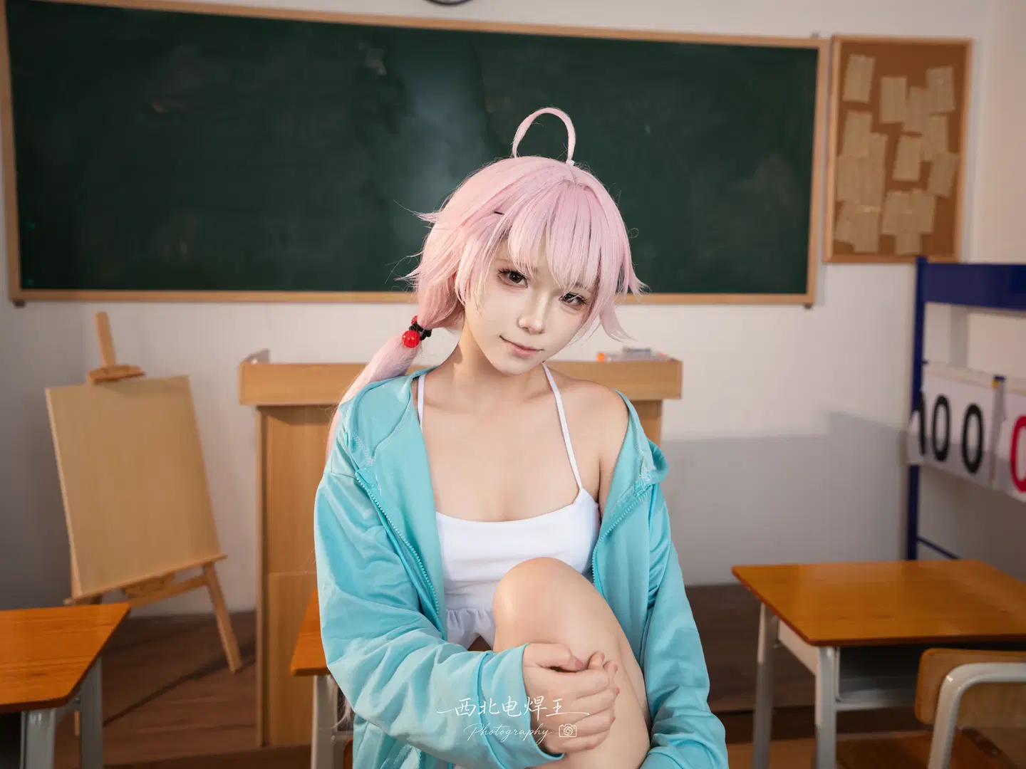 ピンク髪と教室の机、このコスプレシェアは最高にエモい - 西北电焊王 - 2枚目