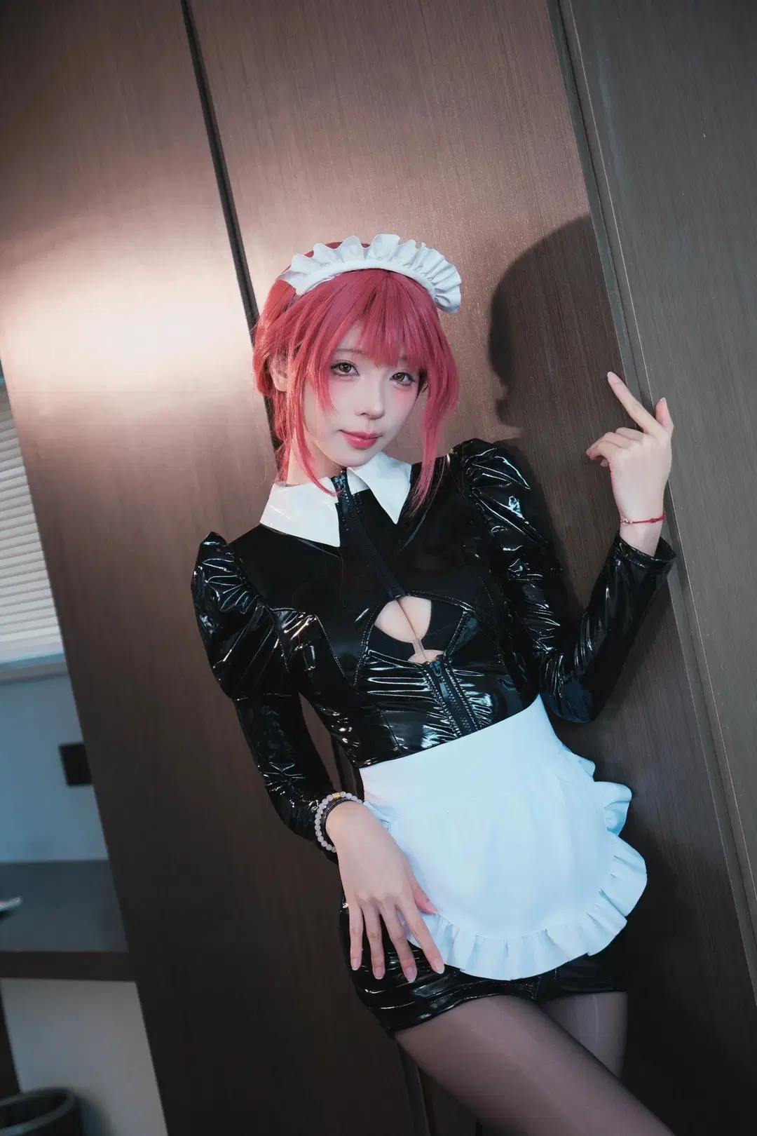 【マキマコスプレ】『チェンソーマン』の支配の悪魔、黒のエナメルと赤髪が織りなす質感で挑む新境地 - 天青q_ng - 3枚目