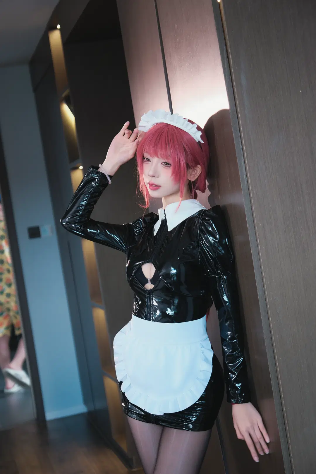 【マキマコスプレ】『チェンソーマン』の支配の悪魔、黒のエナメルと赤髪が織りなす質感で挑む新境地 - 天青q_ng - 4枚目