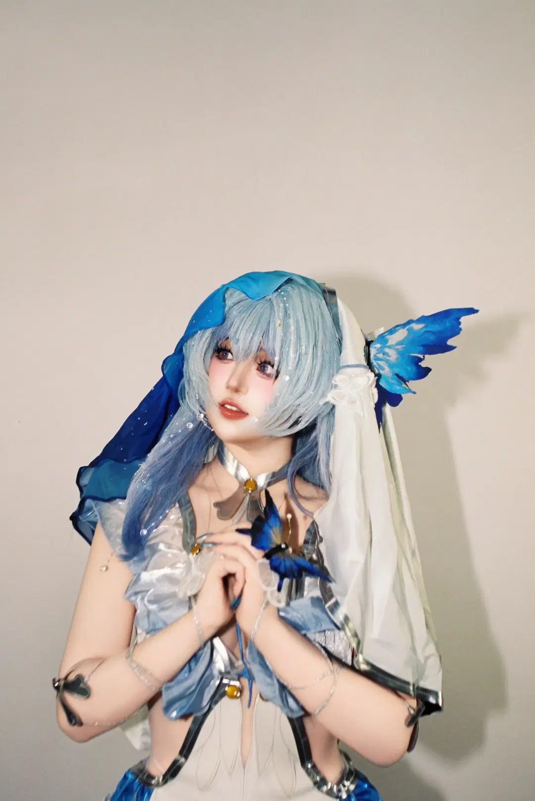 鸣潮, 守岸人cos, 胶片摄影, 复古婚纱照, 蓝发蝴蝶