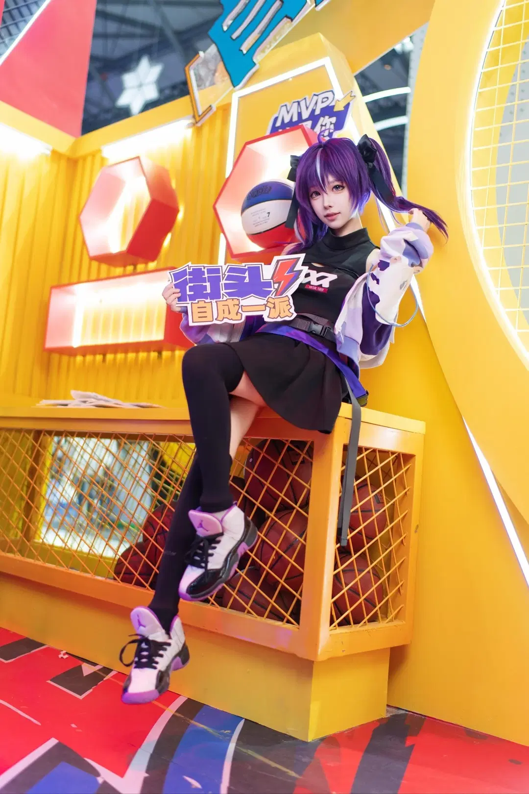 漫展返图, 运动风cosplay, 黑色过膝袜, 紫发双马尾, 街头篮球cos