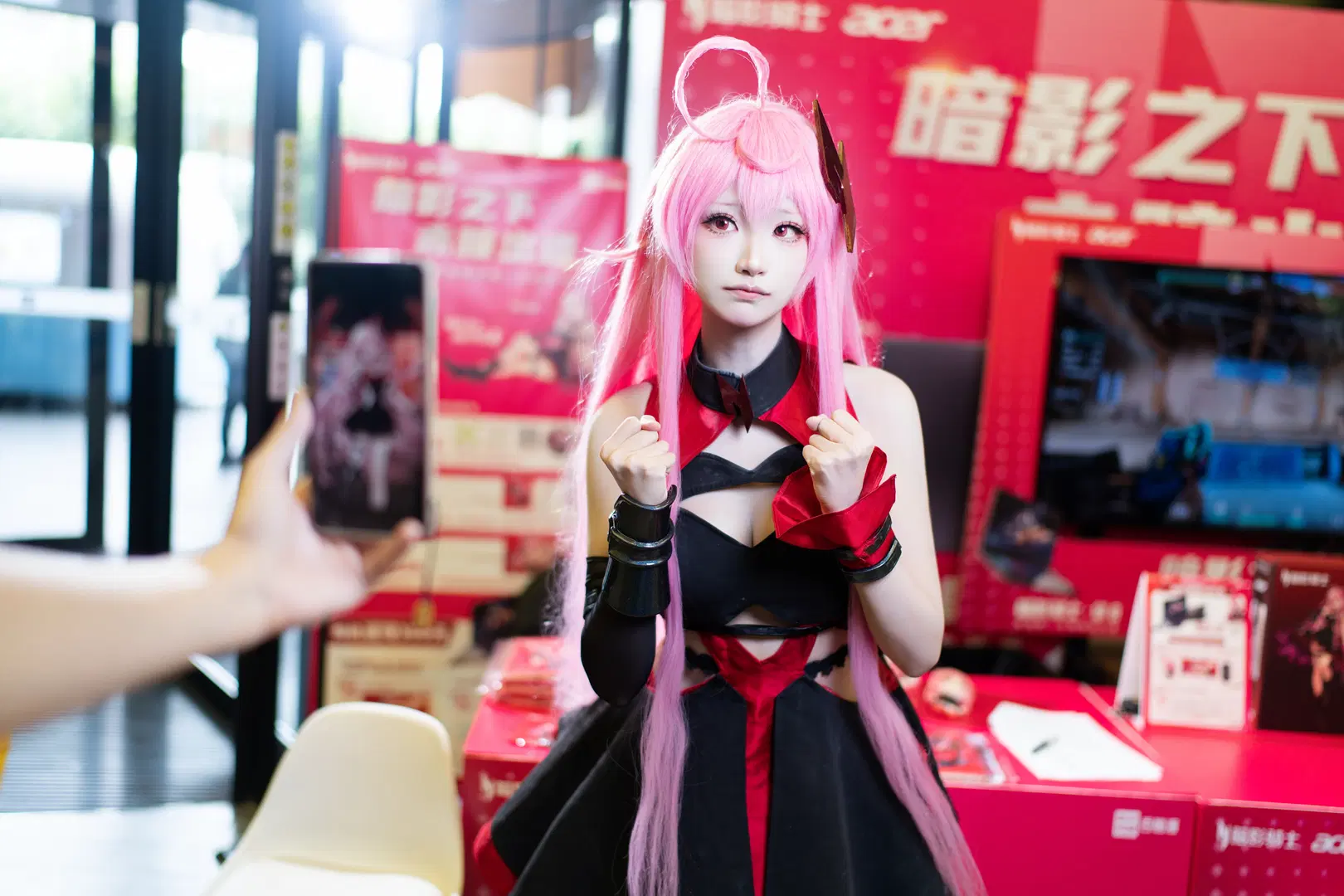 【赤瞳cos】暗影骑士线下展台打卡，红黑战衣还原度高 - 森森不懂摄影 - 第6张