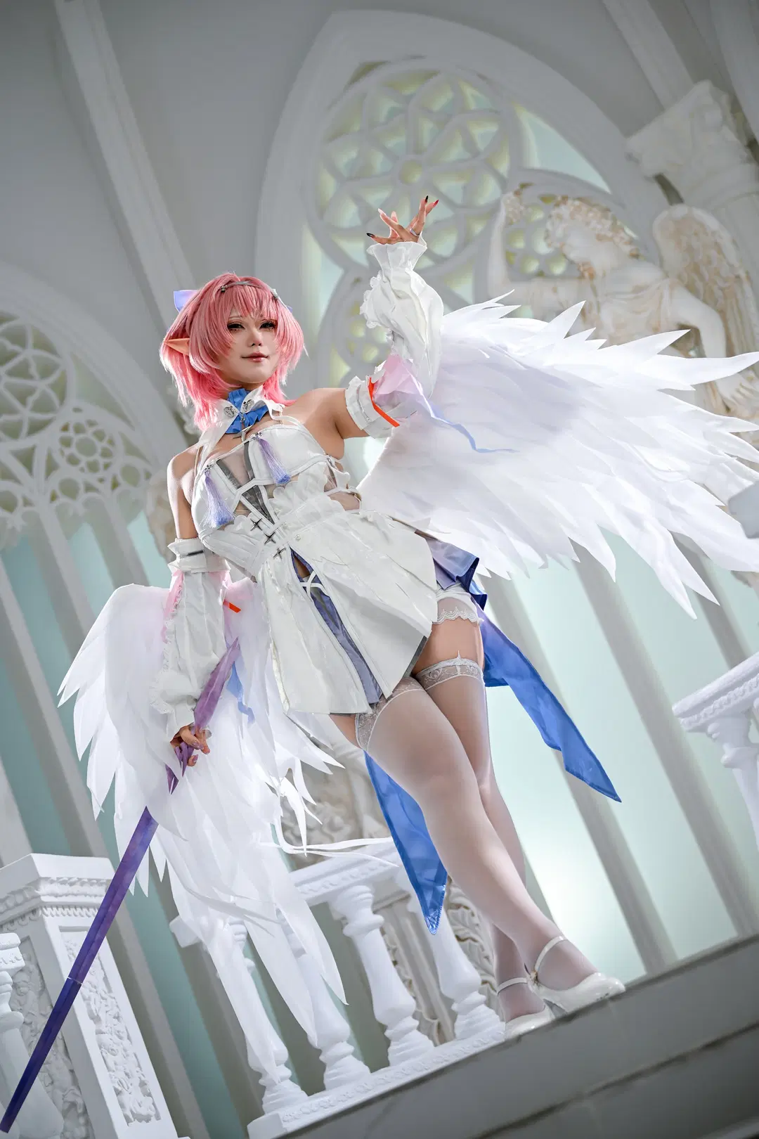 [Remielle cosplay] Pure White Angel Wings and Purple Staff: An Ethereal Dreamscape by 朝三暮四 - Image 2
