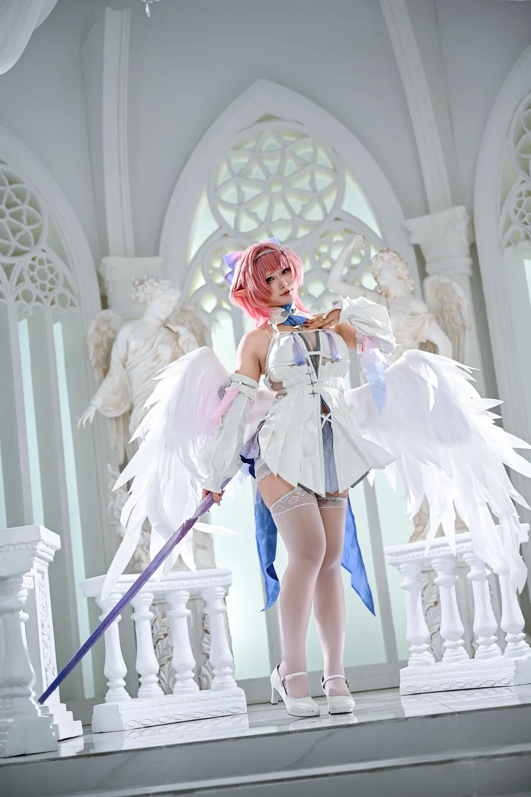 [Remielle cosplay] Pure White Angel Wings and Purple Staff: An Ethereal Dreamscape by 朝三暮四 - Image 3