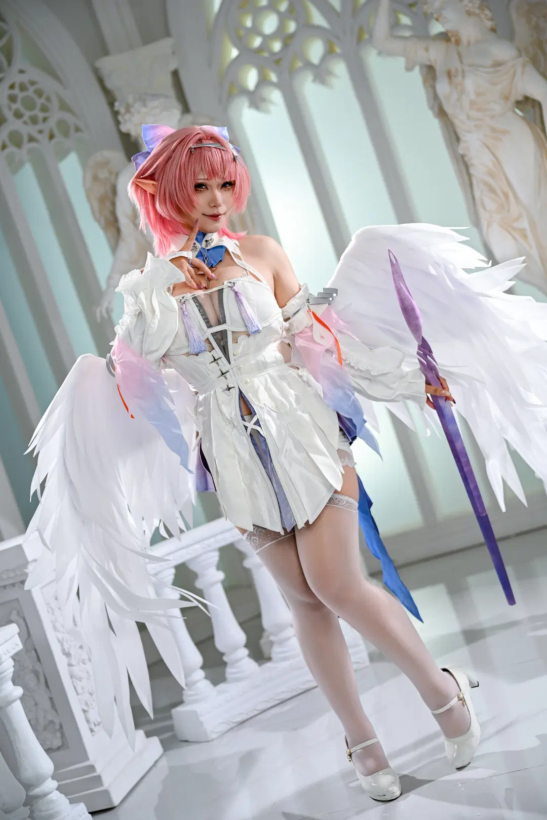 [Remielle cosplay] Pure White Angel Wings and Purple Staff: An Ethereal Dreamscape by 朝三暮四 - Image 4