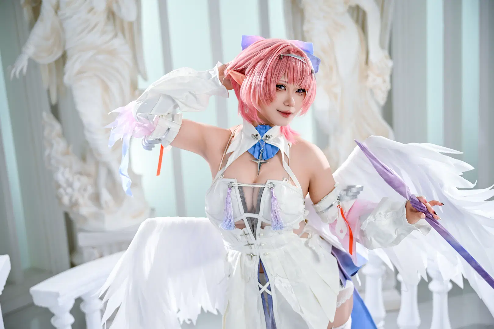 [Remielle cosplay] Pure White Angel Wings and Purple Staff: An Ethereal Dreamscape by 朝三暮四 - Image 5