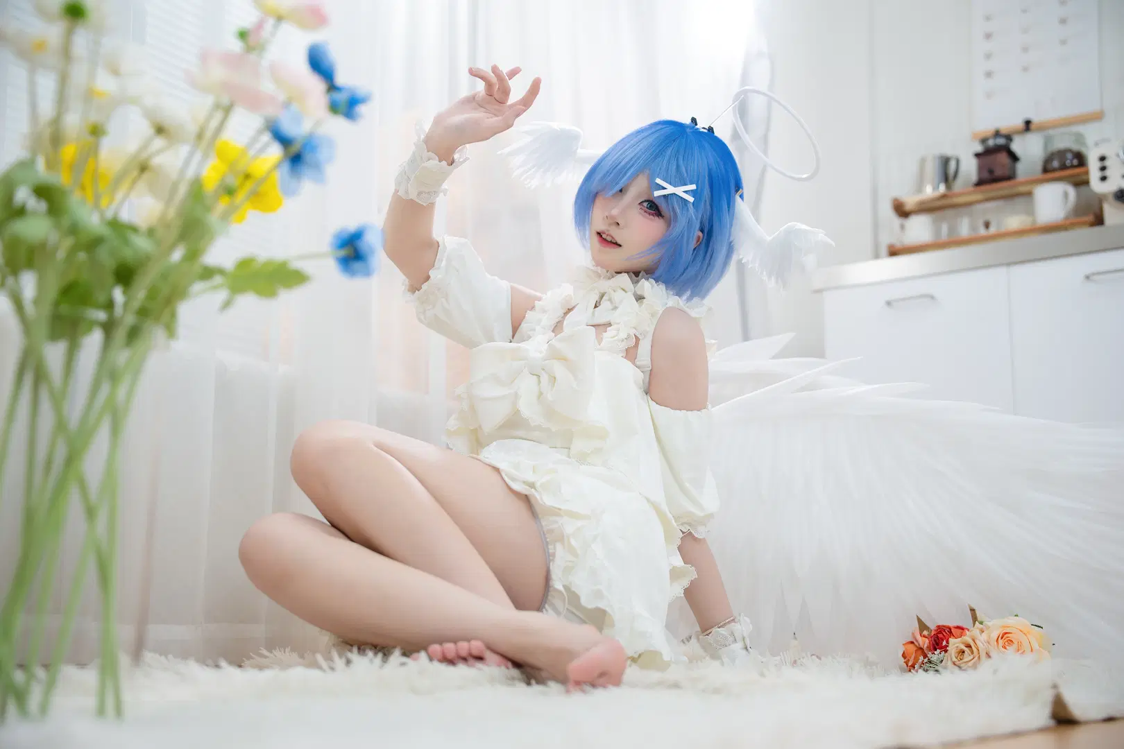 二次元cosplay, 蕾姆cos, 白色连衣裙, 天使蕾姆, 羽翼道具