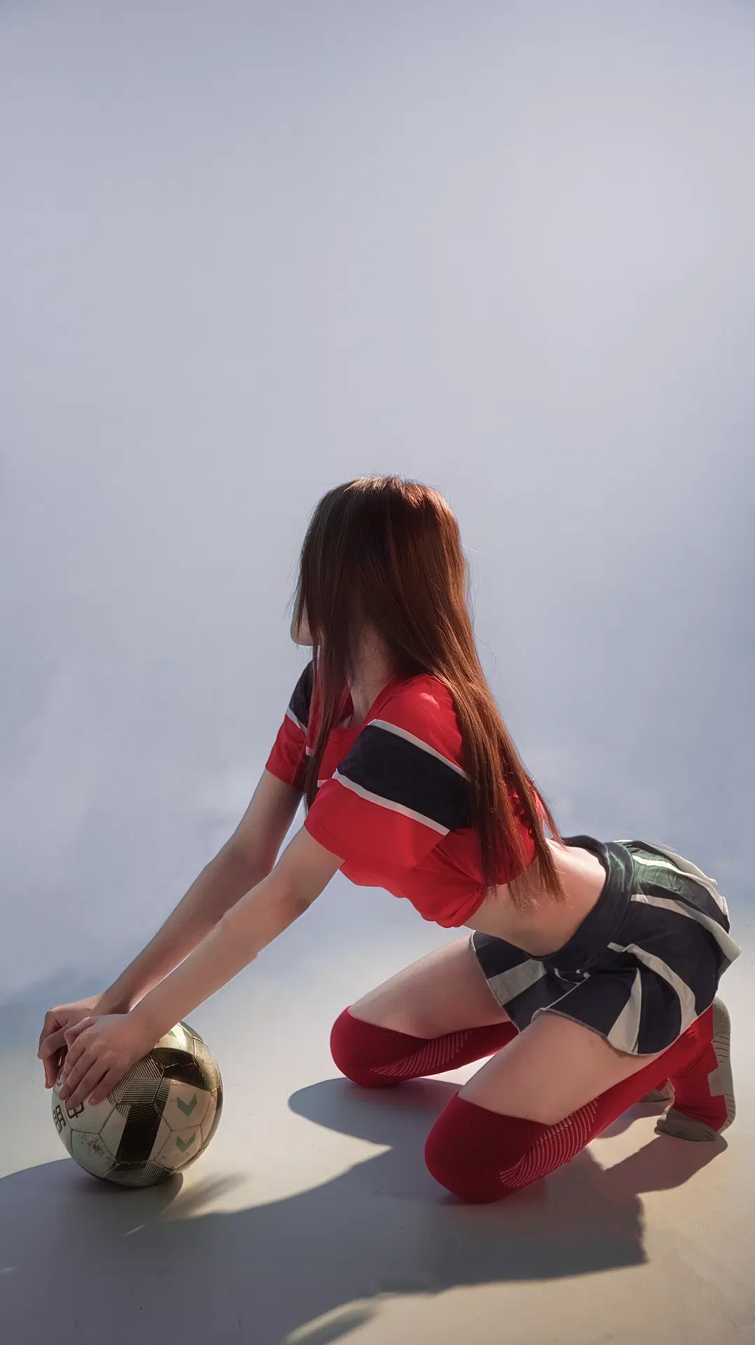 【サッカーコスプレ】赤黒スポーティースタイルのスタジオ撮影、赤いニーハイソックスで魅せる二次元の魅力 - 星漫映画 - 6枚目