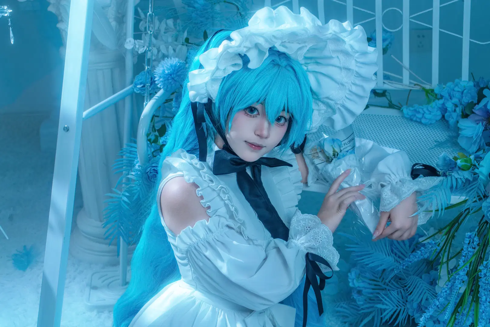 【初音ミク コスプレ】蒼き迷境に佇む寒色ロリータ写真 - 星漫映画 - 2枚目