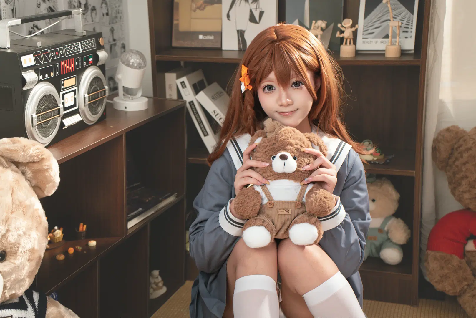 【花里みのりコスプレ】セーラー服でテディベアと過ごす癒やしの室内時間 - 星漫映画 - 3枚目