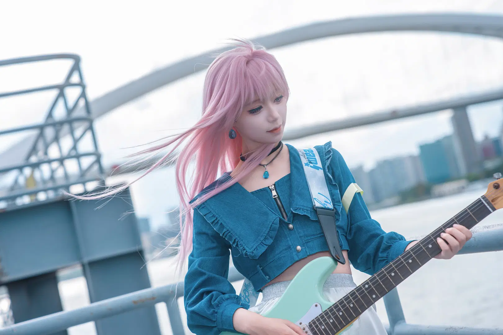 【千早愛音 コスプレ】『MyGO!!!!!』ピンクのロングヘアとミントグリーンのギターが織りなす屋上の邂逅 - Zhu.SAMA🔦📷 - 10枚目