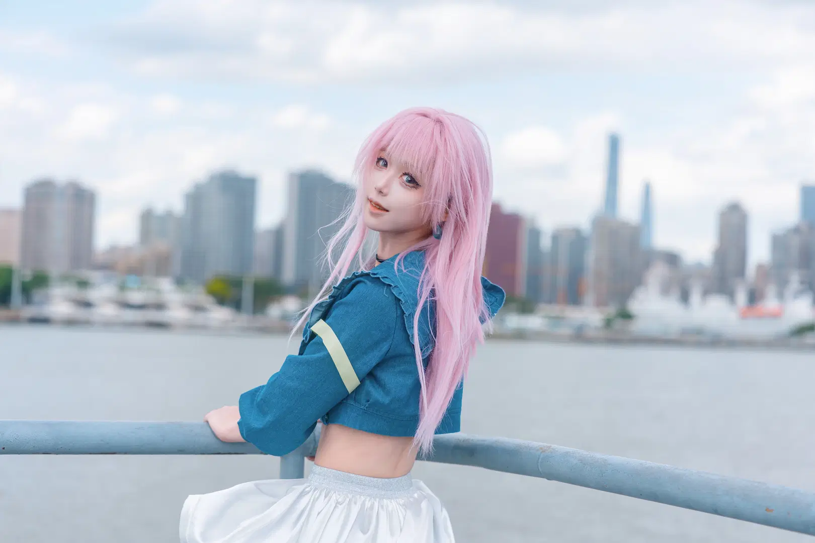 【千早愛音 コスプレ】『MyGO!!!!!』ピンクのロングヘアとミントグリーンのギターが織りなす屋上の邂逅 - Zhu.SAMA🔦📷 - 11枚目