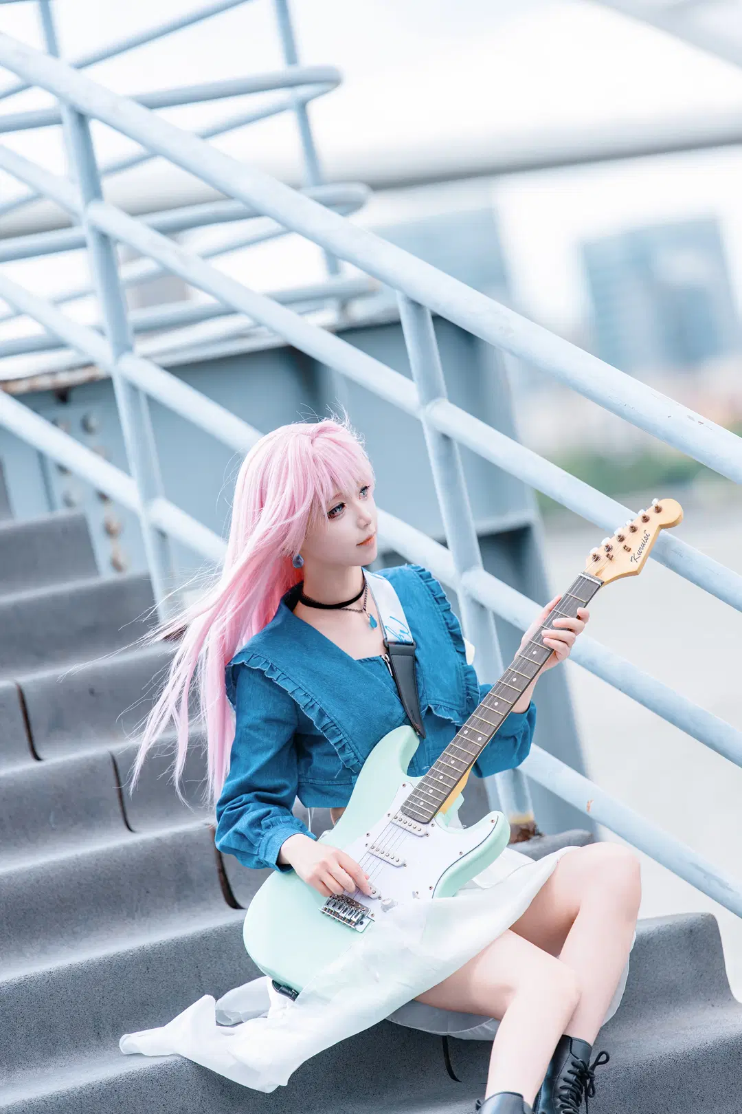 【千早愛音 コスプレ】『MyGO!!!!!』ピンクのロングヘアとミントグリーンのギターが織りなす屋上の邂逅 - Zhu.SAMA🔦📷 - 12枚目
