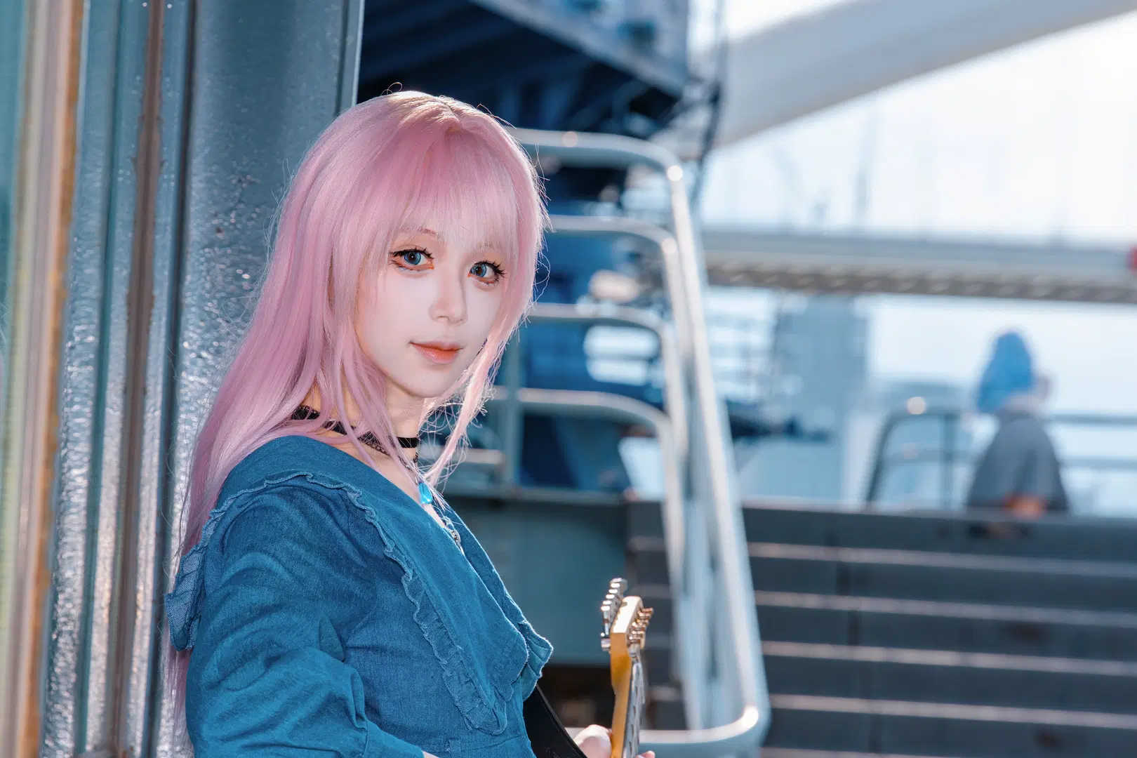 【千早愛音 コスプレ】『MyGO!!!!!』ピンクのロングヘアとミントグリーンのギターが織りなす屋上の邂逅 - Zhu.SAMA🔦📷 - 13枚目