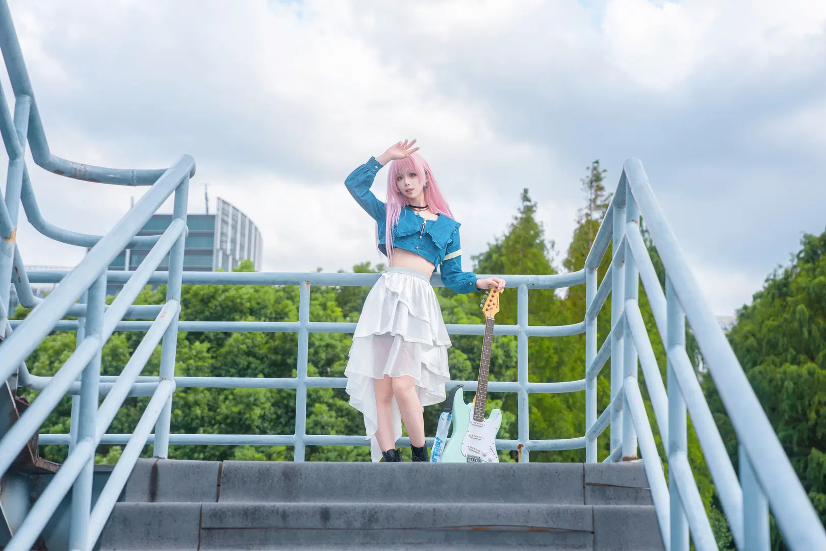 【千早愛音 コスプレ】『MyGO!!!!!』ピンクのロングヘアとミントグリーンのギターが織りなす屋上の邂逅 - Zhu.SAMA🔦📷 - 14枚目
