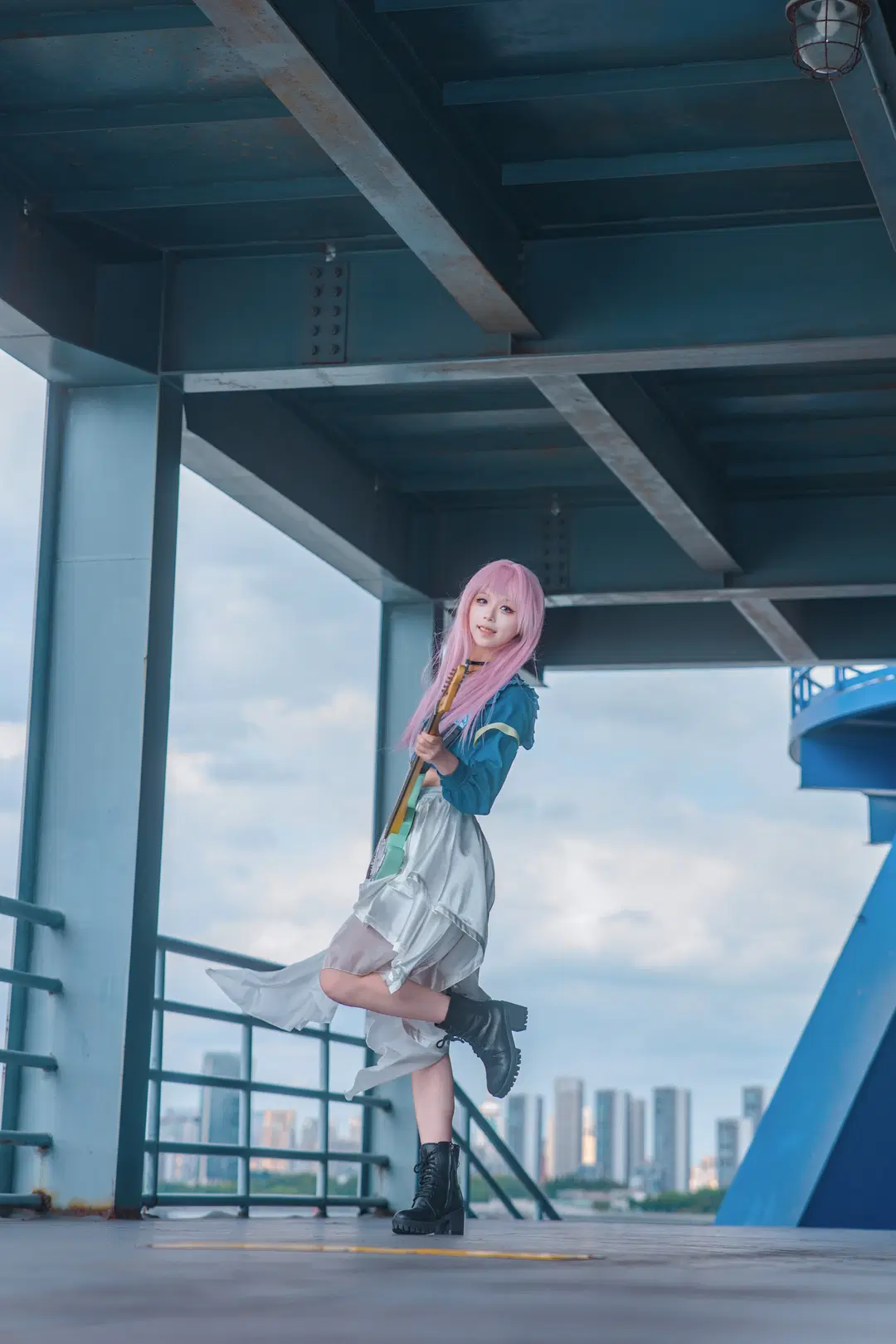 【千早愛音 コスプレ】『MyGO!!!!!』ピンクのロングヘアとミントグリーンのギターが織りなす屋上の邂逅 - Zhu.SAMA🔦📷 - 15枚目