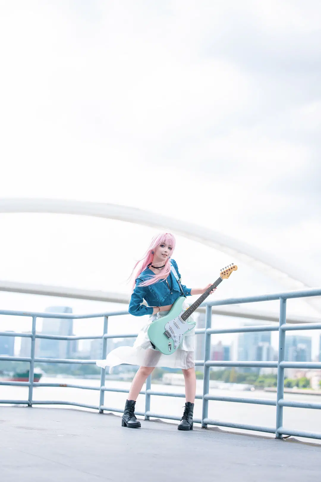 【千早愛音 コスプレ】『MyGO!!!!!』ピンクのロングヘアとミントグリーンのギターが織りなす屋上の邂逅 - Zhu.SAMA🔦📷 - 2枚目