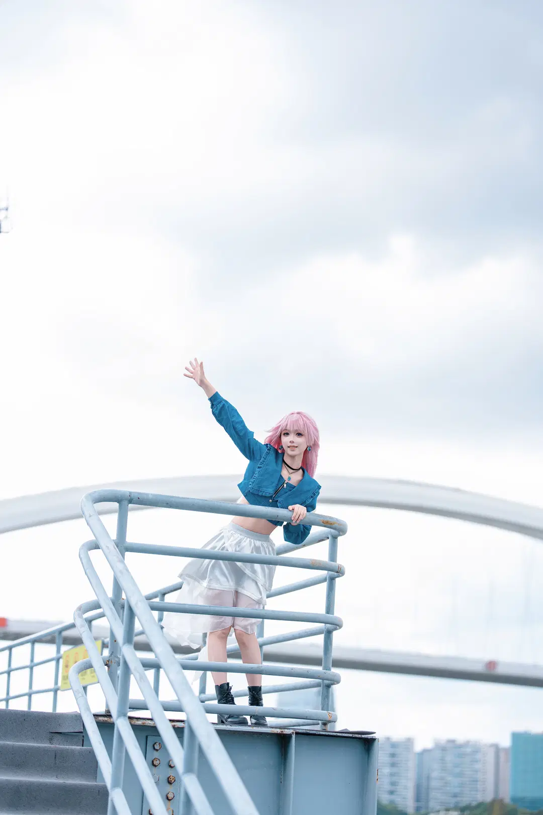 【千早愛音 コスプレ】『MyGO!!!!!』ピンクのロングヘアとミントグリーンのギターが織りなす屋上の邂逅 - Zhu.SAMA🔦📷 - 3枚目
