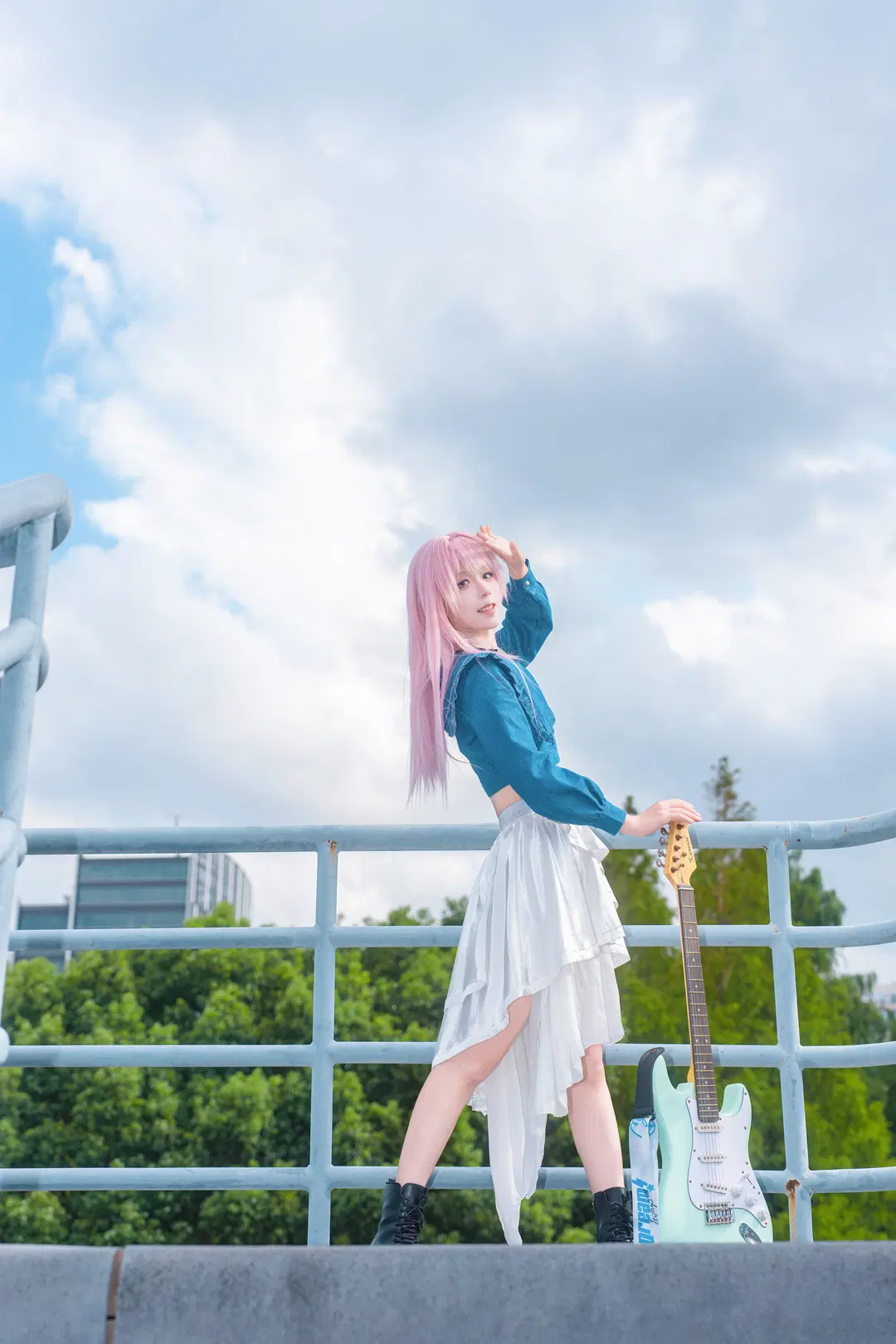 【千早愛音 コスプレ】『MyGO!!!!!』ピンクのロングヘアとミントグリーンのギターが織りなす屋上の邂逅 - Zhu.SAMA🔦📷 - 4枚目