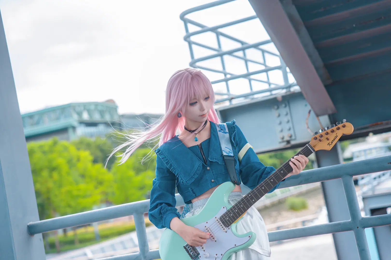 【千早愛音 コスプレ】『MyGO!!!!!』ピンクのロングヘアとミントグリーンのギターが織りなす屋上の邂逅 - Zhu.SAMA🔦📷 - 5枚目