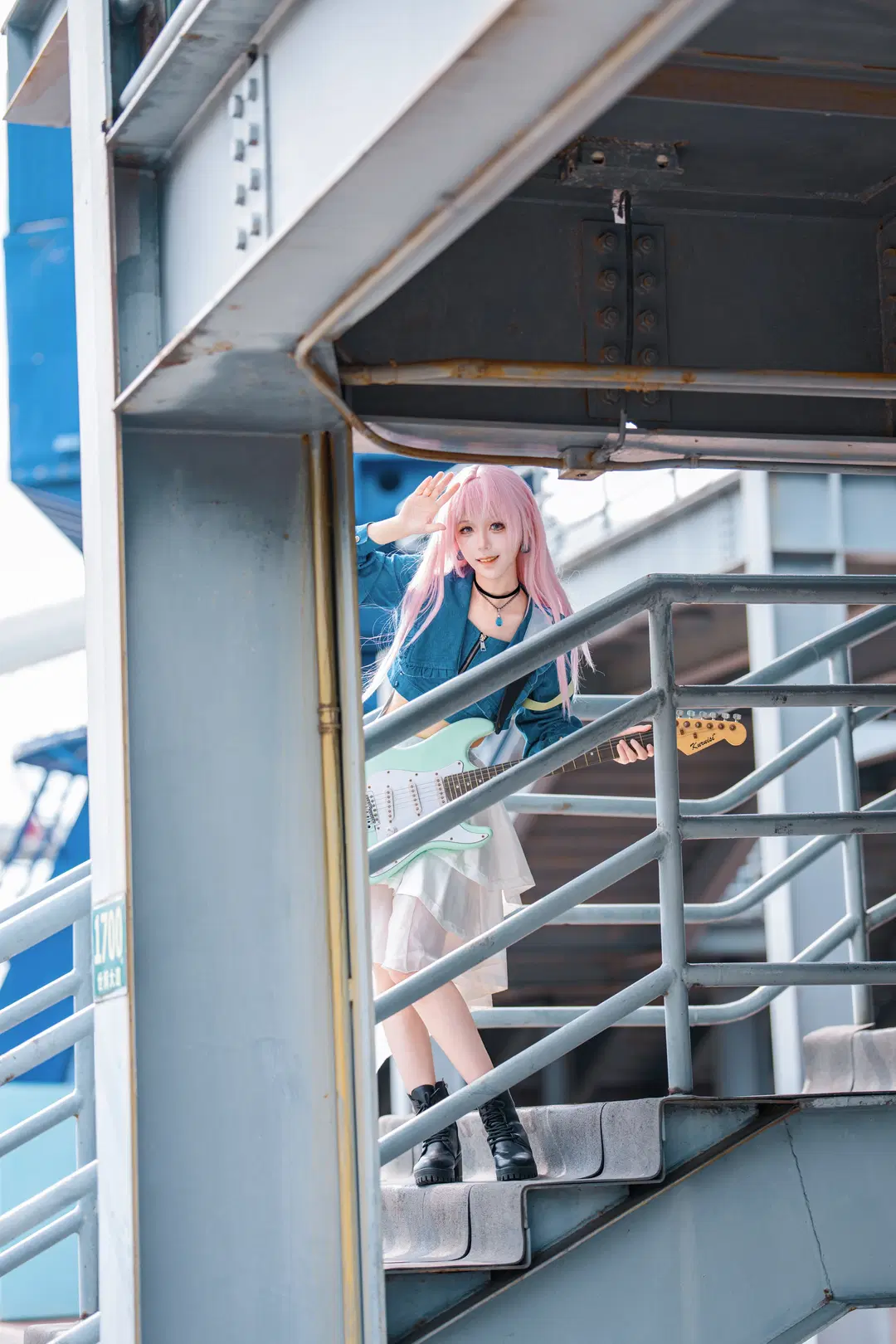 【千早愛音 コスプレ】『MyGO!!!!!』ピンクのロングヘアとミントグリーンのギターが織りなす屋上の邂逅 - Zhu.SAMA🔦📷 - 8枚目