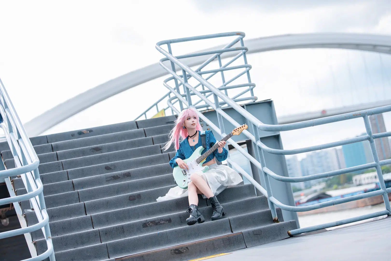 【千早愛音 コスプレ】『MyGO!!!!!』ピンクのロングヘアとミントグリーンのギターが織りなす屋上の邂逅 - Zhu.SAMA🔦📷 - 9枚目