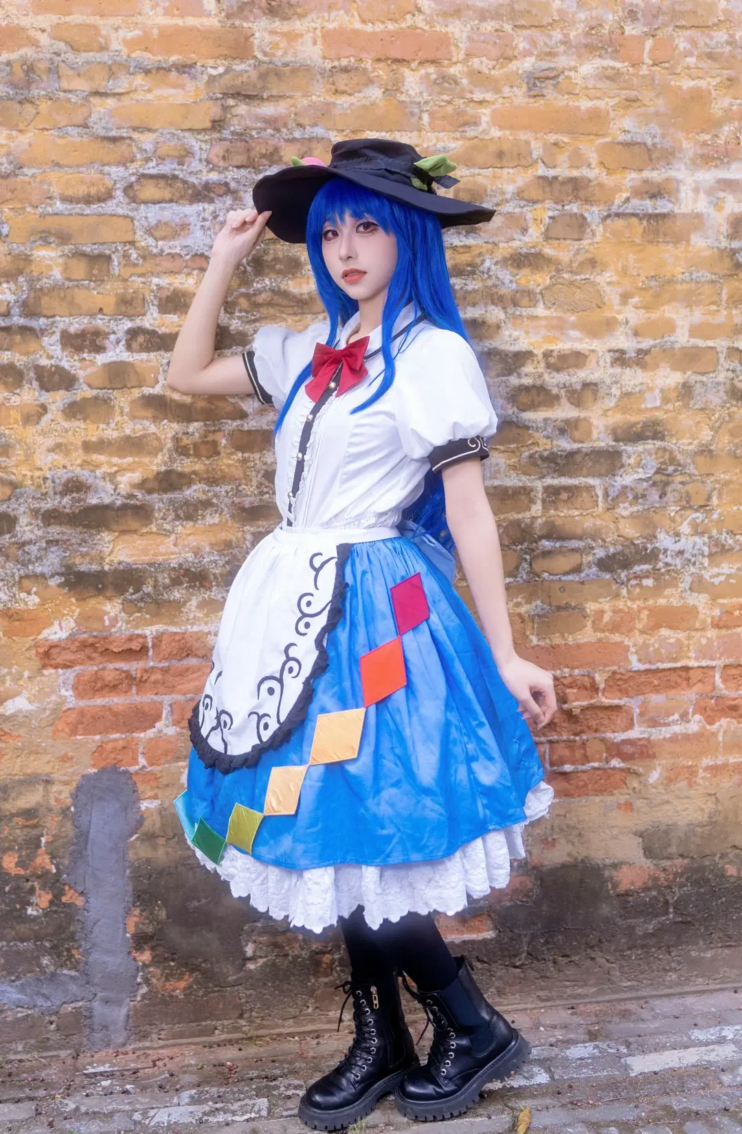 【比那名居天子cos】東方Project裡的天之女，漫展紅磚牆下的色彩碰撞