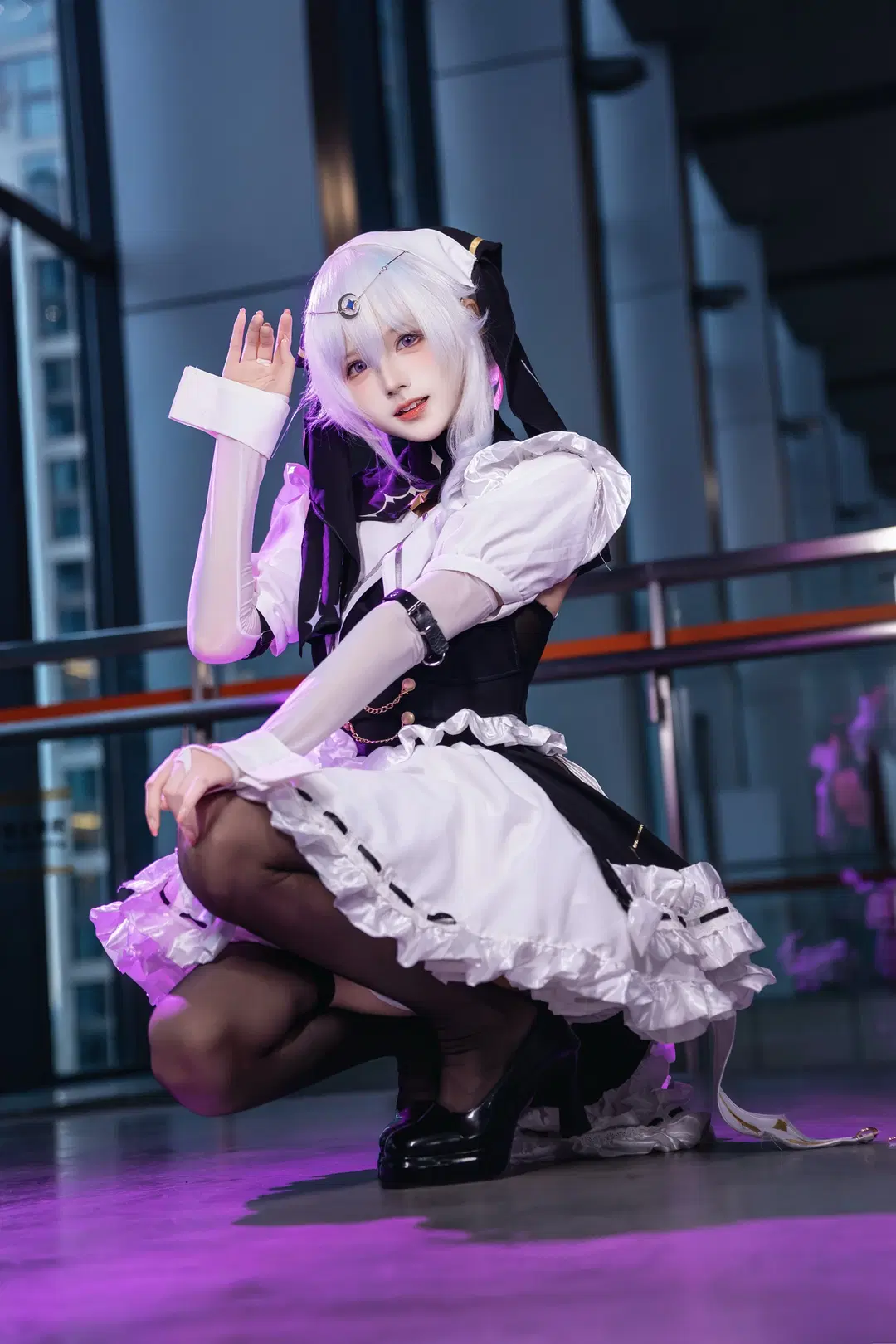 [Celestia cosplay] Strinova Celestia CICF Expo convention photos, black-and-white maid style under purple light by Kirito君 - Image 2