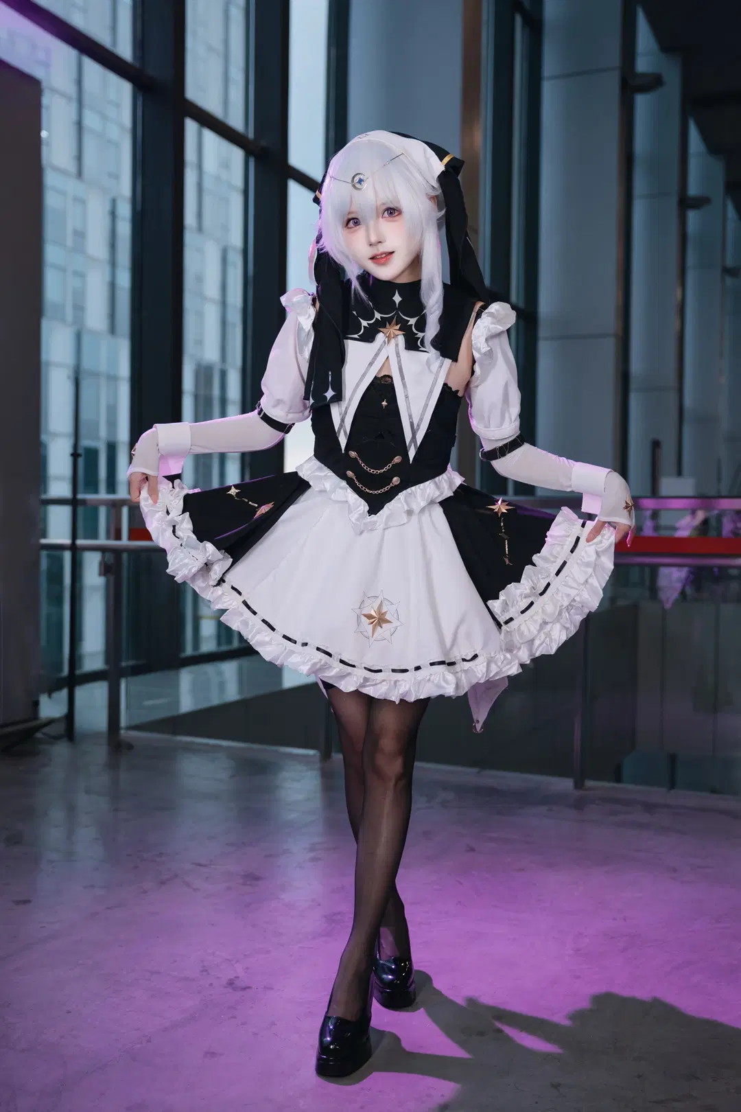 [Celestia cosplay] Strinova Celestia CICF Expo convention photos, black-and-white maid style under purple light by Kirito君 - Image 3