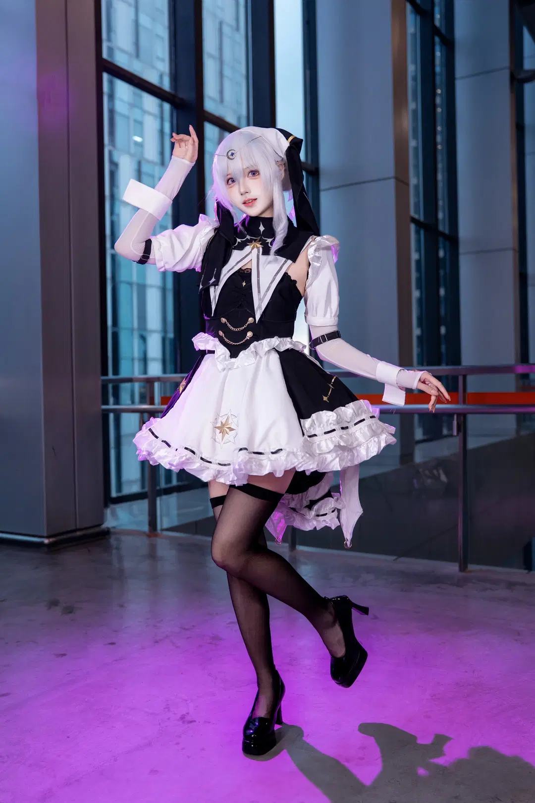 [Celestia cosplay] Strinova Celestia CICF Expo convention photos, black-and-white maid style under purple light by Kirito君 - Image 4