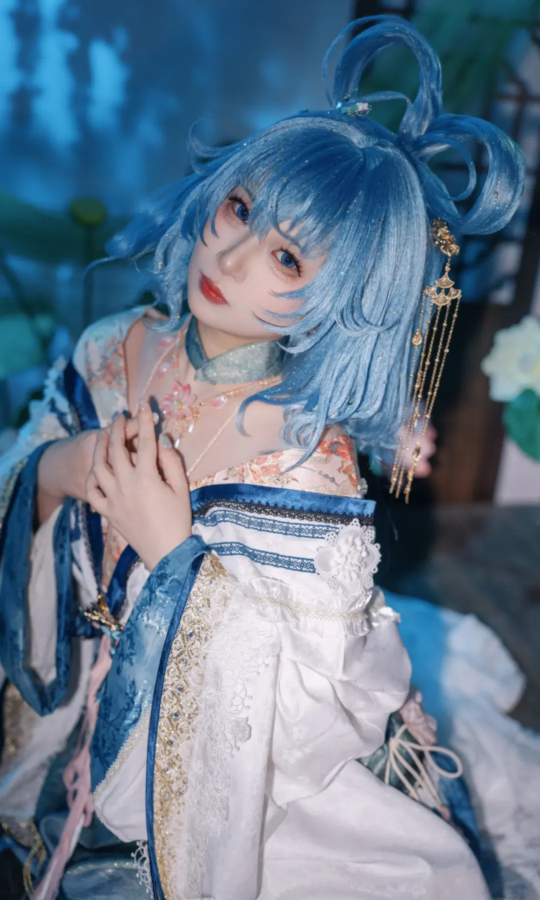 [Seiga Kaku cosplay] Touhou Project's wicked hermit, holding a porcelain bottle with a cold, ethereal vibe by 君花花 - Image 2