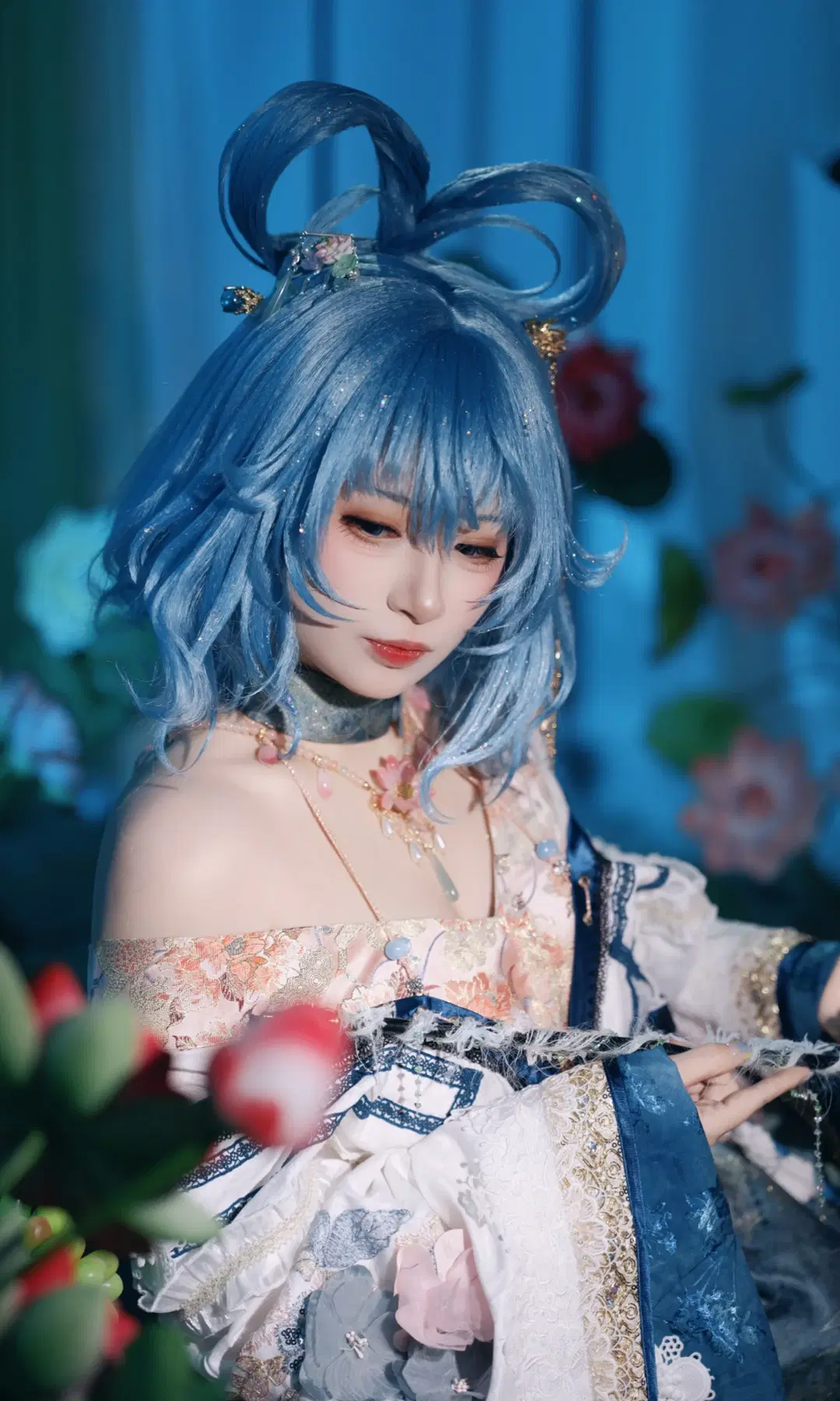 [Seiga Kaku cosplay] Touhou Project's wicked hermit, holding a porcelain bottle with a cold, ethereal vibe by 君花花 - Image 4