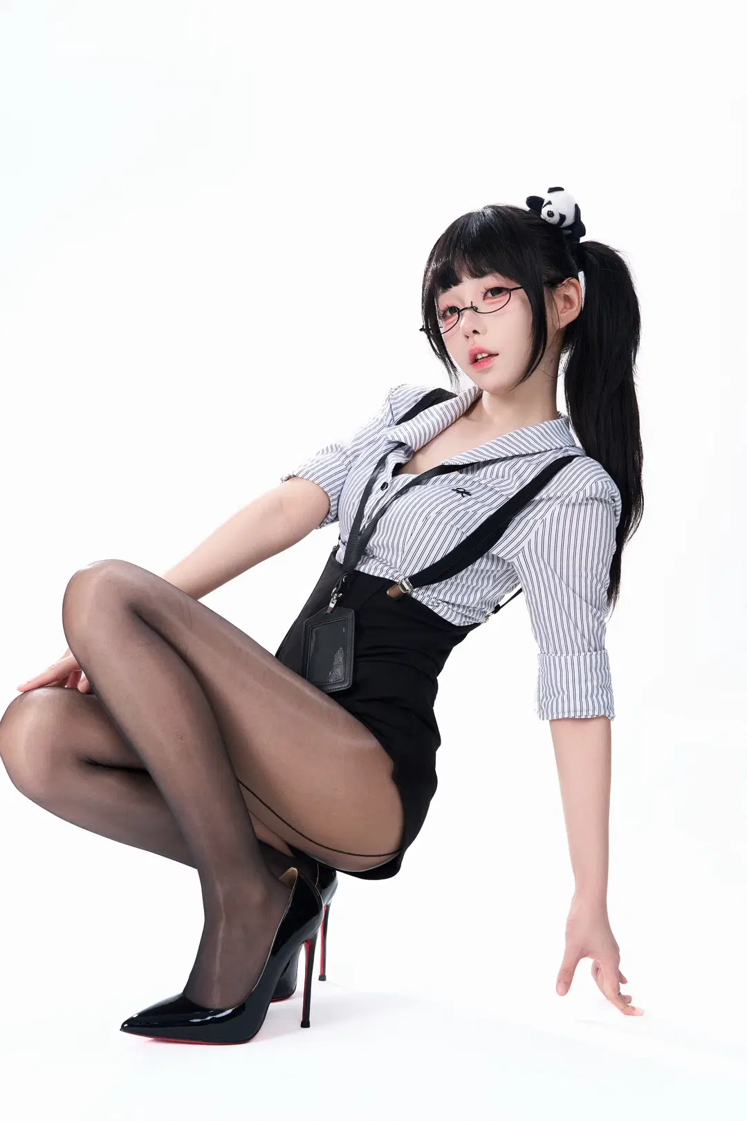 corporate slave OL Theme Studio Shoot: studio photoshoot poses Practice with Black Stockings and Red-Sole Heels