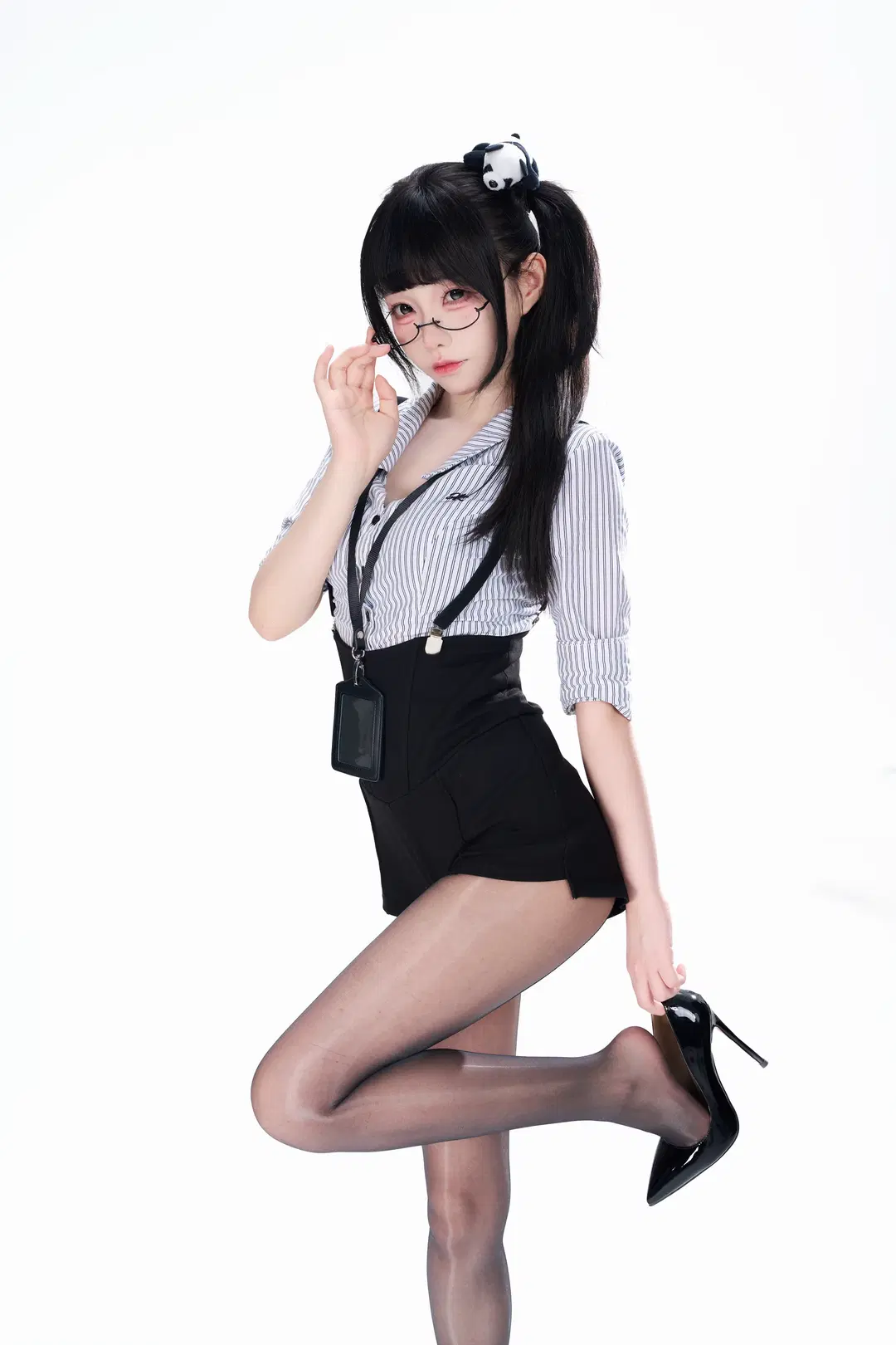 corporate slave OL Theme Studio Shoot: studio photoshoot poses Practice with Black Stockings and Red-Sole Heels by 是橘子啊i - Image 2
