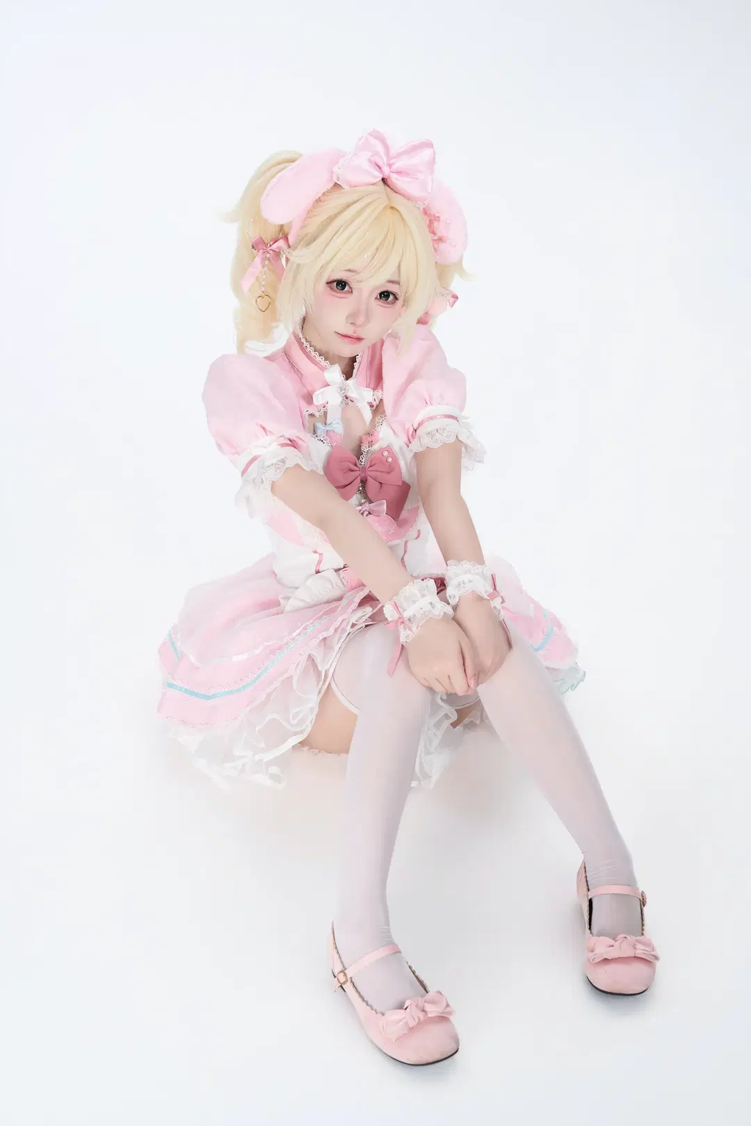 Pink and White Maid Outfit Paired with Over-the-Knee White stockings: This Anime Studio Shoot is Pure Sweetness by 是橘子啊i - Image 2