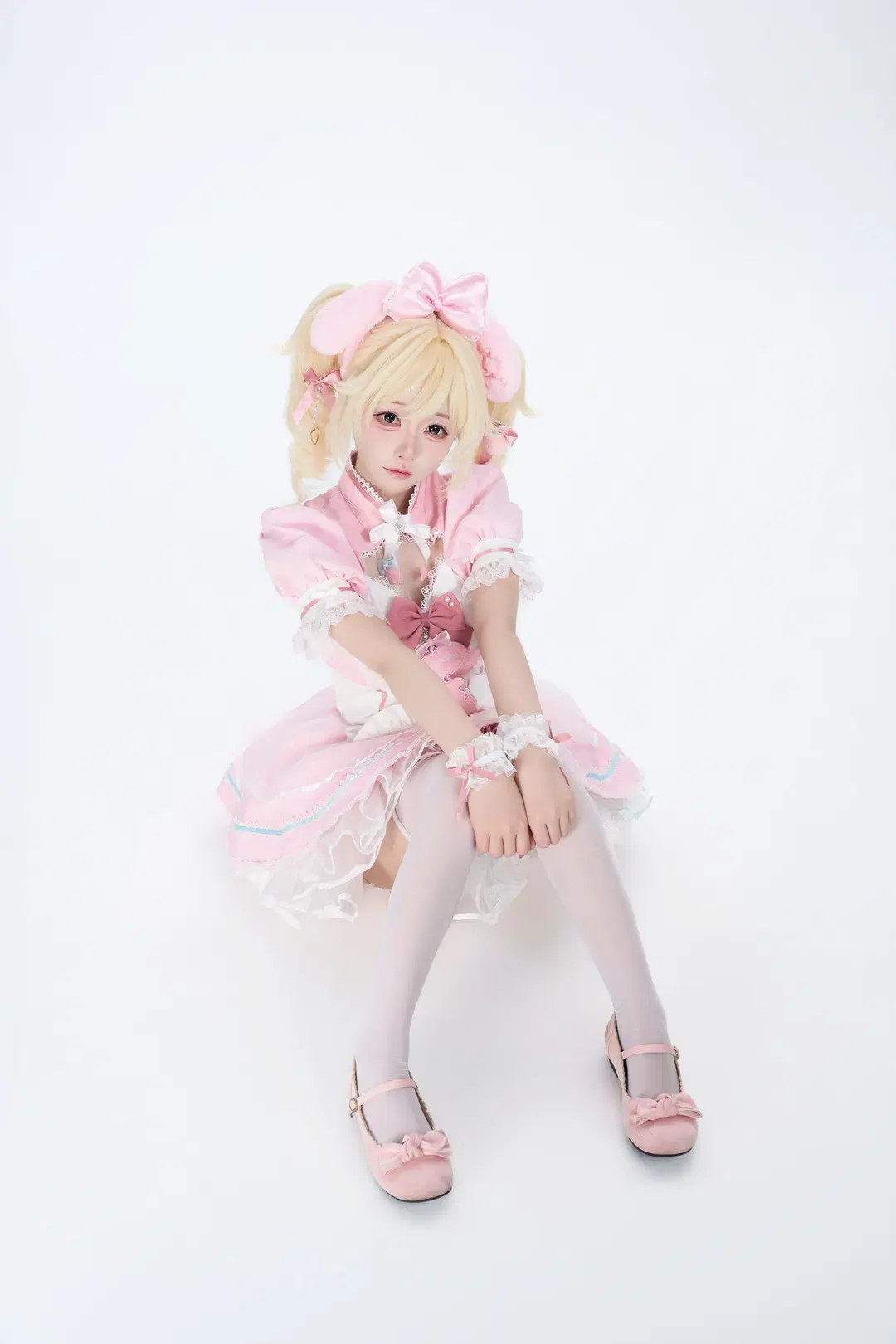 Pink and White Maid Outfit Paired with Over-the-Knee White stockings: This Anime Studio Shoot is Pure Sweetness by 是橘子啊i - Image 3