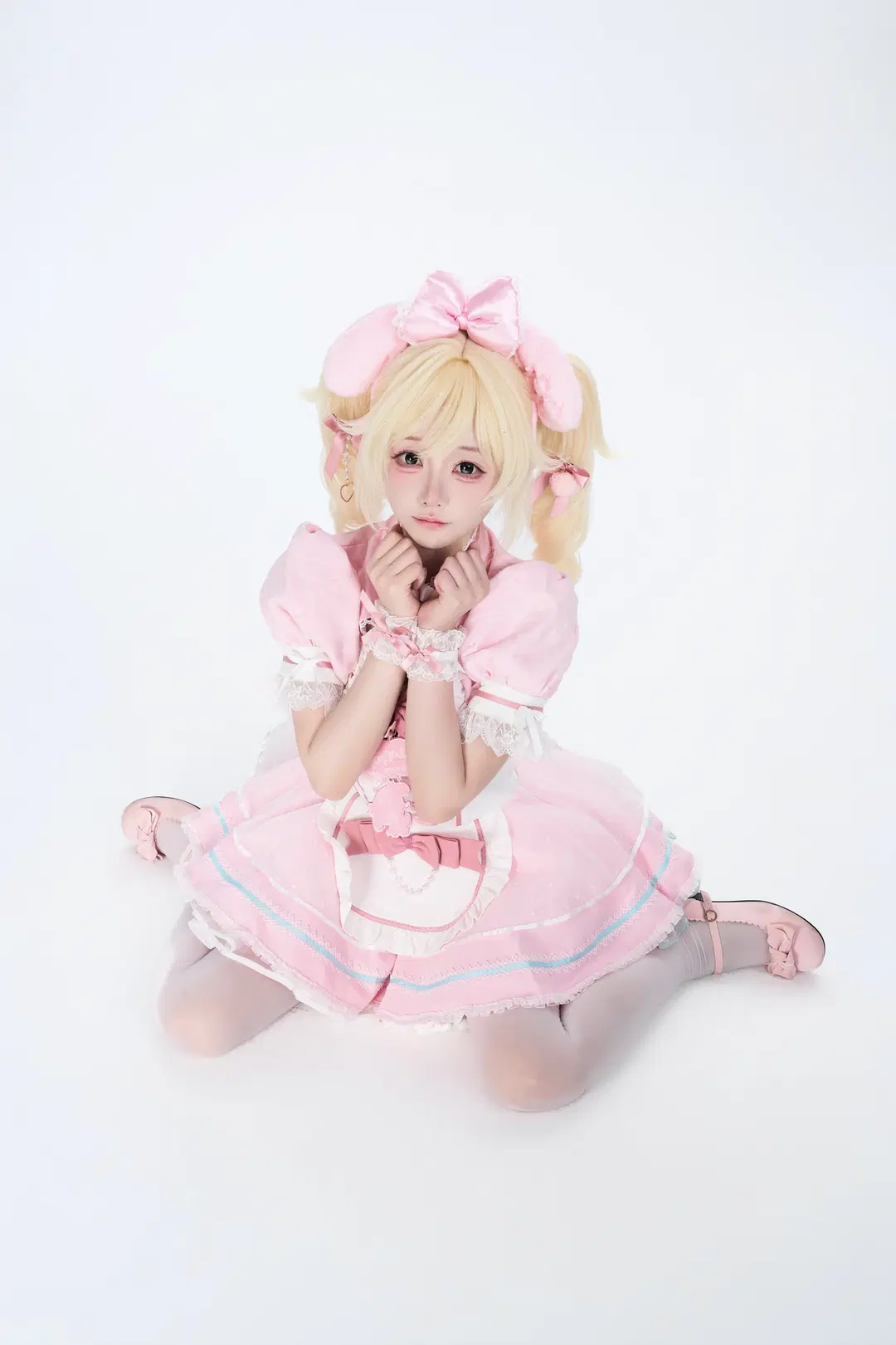 Pink and White Maid Outfit Paired with Over-the-Knee White stockings: This Anime Studio Shoot is Pure Sweetness by 是橘子啊i - Image 4