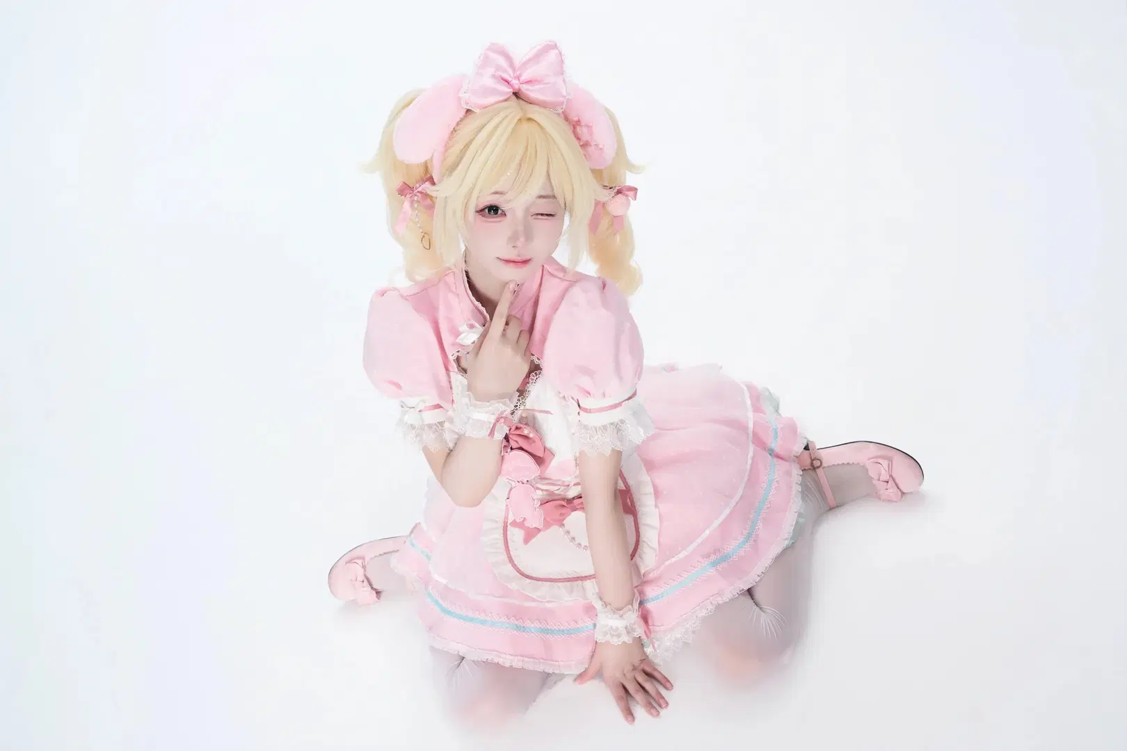 Pink and White Maid Outfit Paired with Over-the-Knee White stockings: This Anime Studio Shoot is Pure Sweetness by 是橘子啊i - Image 6
