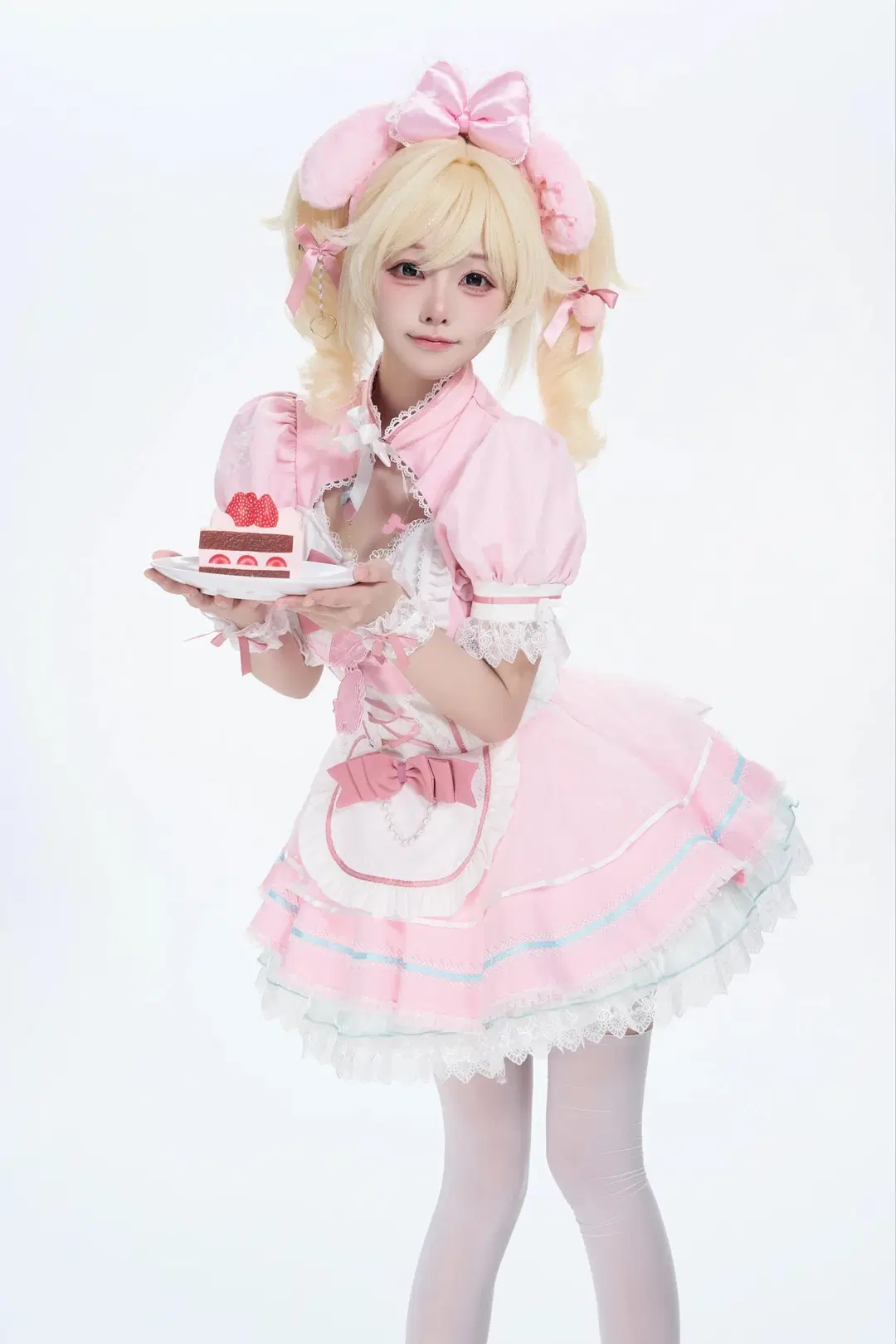 Pink and White Maid Outfit Paired with Over-the-Knee White stockings: This Anime Studio Shoot is Pure Sweetness by 是橘子啊i - Image 9
