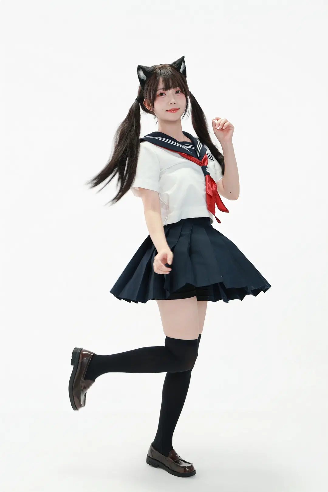 水手服双马尾的元气站姿参考